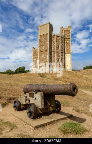Cannon devant le pont du château d'Orford, Orford, Woodbridge, Suffolk, Royaume-Uni. Banque D'Images