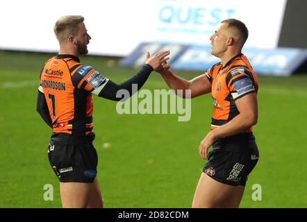 Greg Eden de Castleford Tigers (à droite) célèbre avec Danny Richardson après avoir fait un essai lors du match de la Super League de Betfred au stade Emerald Headingley, à Leeds. Banque D'Images