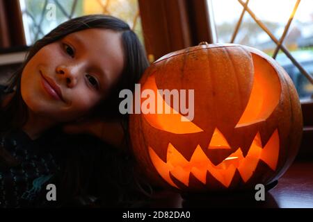 Rhys Williams, jeune garçon, tient sa citrouille d'Halloween illuminée, chez lui à Crickhowell, au pays de Galles. ©PRWPhotography Banque D'Images