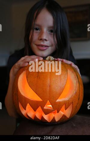 Rhys Williams, jeune garçon, tient sa citrouille d'Halloween illuminée, chez lui à Crickhowell, au pays de Galles. ©PRWPhotography Banque D'Images