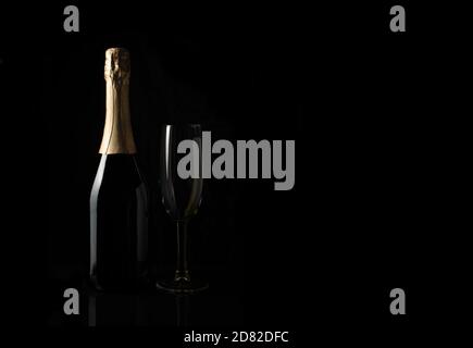 Champagne sur fond noir avec espace à copier. Banque D'Images