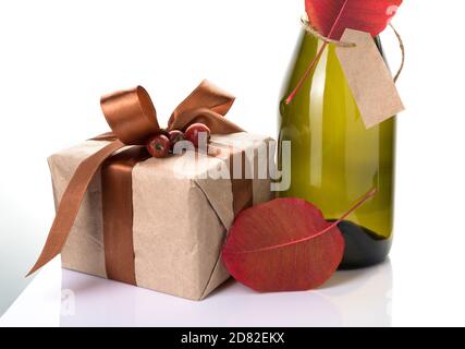 Arrière-plan de vacances avec boîte cadeau et champagne. Orientation horizontale. Banque D'Images