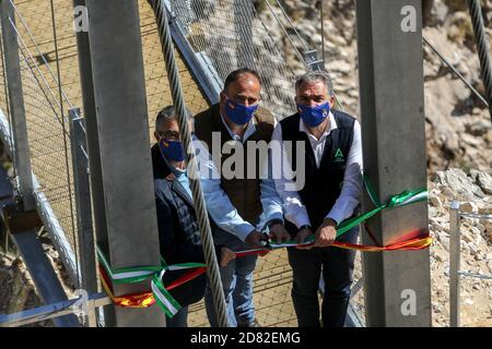 26 octobre 2020: 26 octobre 2020 (Canillas de Aceituno, Malaga ) le Grand chemin de Malaga a de ce lundi une nouvelle et spectaculaire attraction à la place de Saltillo: Un pont de 50 mètres de long situé dans une gorge reliant les municipalités de Sedella et Canillas de Aceituno et des passerelles métalliques situées à plus de cent mètres de haut sur le chemin reliant ces municipalités. La construction du pont suspendu au-dessus de la rivière Almanchares susmentionnée, 50 mètres de long et 1.20 mètres de large, le troisième plus grand en Espagne dans les zones naturelles, qui a été fait d'acier et de bois et qui est suspense Banque D'Images
