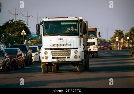 Batumi. Géorgie - 14 octobre 2020 : camion dans les rues de Batum Banque D'Images