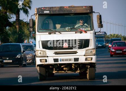 Batumi. Géorgie - 14 octobre 2020 : camion dans les rues de Batum Banque D'Images