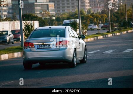 Batumi. Géorgie - 14 octobre 2020 : cruze de Chevrolet dans la rue de Batumi Banque D'Images