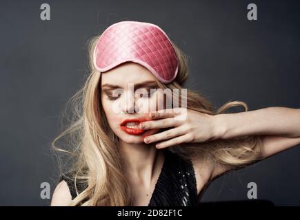 femme avec un masque rose sur sa tête rouge à lèvres taché sur tout son visage Banque D'Images