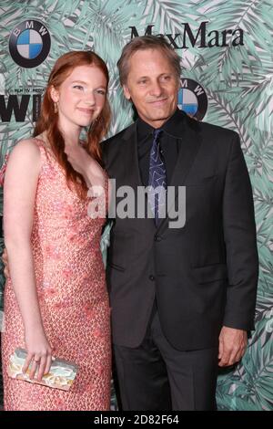 LOS ANGELES - 24 FÉVRIER : Annalise Basso, Viggo Mortensen à la 10e soirée de cocktail annuelle des femmes en film pré-Oscar à la Nightingale Plaza le 24 février 2017 à Los Angeles, CA Banque D'Images