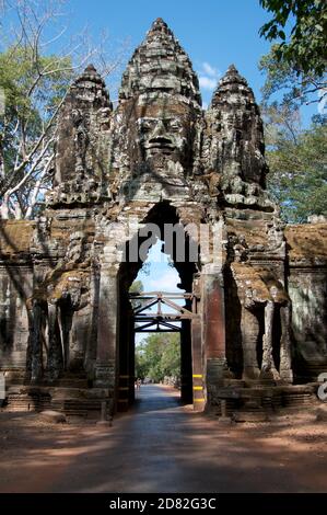 Belles faces en pierre à l'entrée est du temple Bayon situé à Siem Reap, Cambodge Banque D'Images