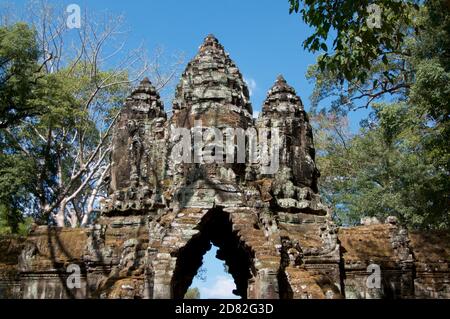 Belles faces en pierre à l'entrée est du temple Bayon situé à Siem Reap, Cambodge Banque D'Images