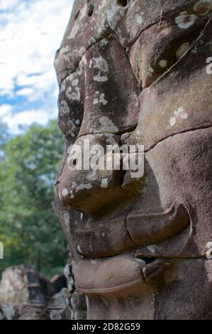 Vue rapprochée d'un visage souriant en pierre du temple de Bayon à Siem Reap, Cambodge Banque D'Images