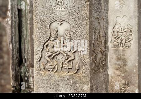 Magnifique détail des danseurs sacrés à l'intérieur du temple de Bayon Site du patrimoine de Wat Angkor au Cambodge Banque D'Images