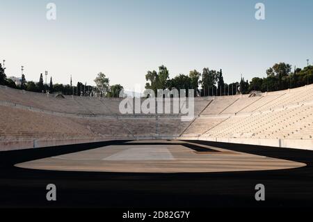 C'est un immense stade en forme de U, en marbre fin à Athènes, en Grèce. Situé à l'endroit où l'ancien stade panathénaïque était autrefois, était le fu Banque D'Images