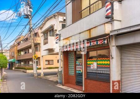 tokyo, japon - octobre 20 2020 : rue de quartier du quartier de Kanegafuchi avec un panneau d'avertissement de zone scolaire et un décor de coiffeur Banque D'Images