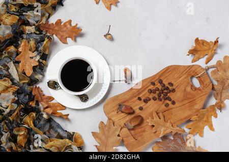 Café Acorn avec feuilles de chêne d'automne sur fond gris. Succédanés de café sans caféine. Vue de dessus. Banque D'Images