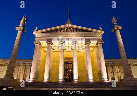 L'entrée de l'Académie d'Athènes comporte des éléments provenant de la partie orientale de l'Erechtheion, sur l'Acropole. Banque D'Images