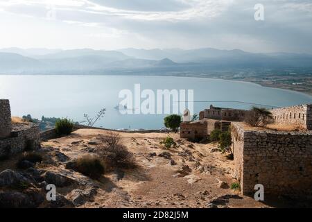 Vue aérienne sur les ruines de la forteresse vénitienne de Palamidi et la baie de Nauplie avec château de Bourtzi sur petite île au coucher du soleil Banque D'Images