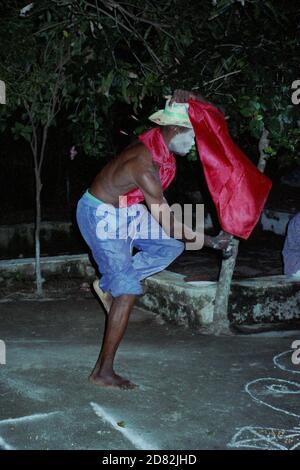 Cérémonie Voodoo en Haïti : prêtre voodoo Banque D'Images