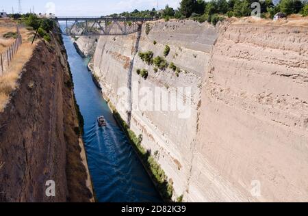 Navire traversant le canal de Corinthe en Grèce Banque D'Images