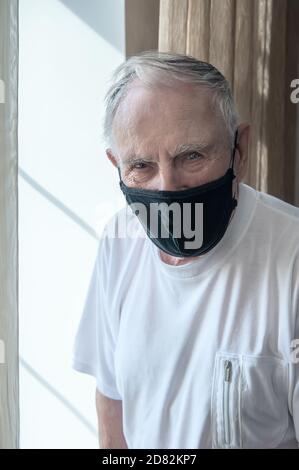 homme âgé dans un masque médical. Il a la grippe. Protection des personnes autour de vous contre le virus. Concept d'une pandémie. Gros plan Banque D'Images