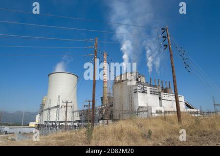 Tour de refroidissement de la centrale électrique au traitement de l'électricité haute tension à Megalopolis, Grèce Banque D'Images