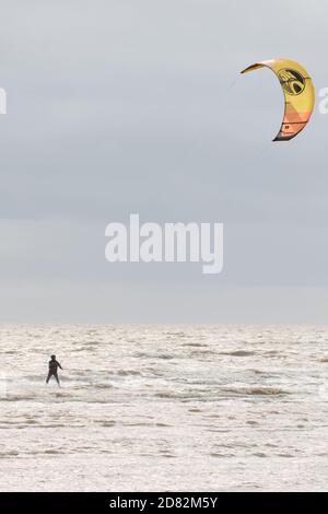 Kite surf sur Martello Beach, Clacton-on-Sea, Essex, Royaume-Uni Banque D'Images