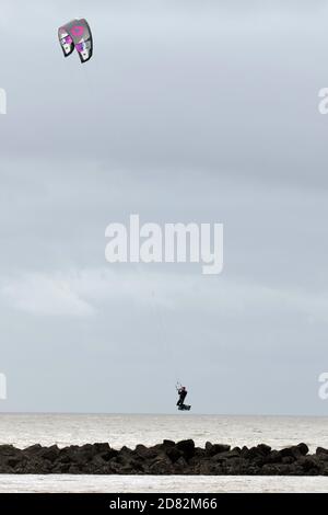 Kite surf sur Martello Beach, Clacton-on-Sea, Essex, Royaume-Uni Banque D'Images