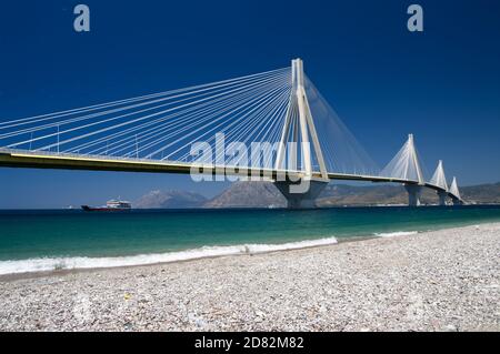 Pont suspendu traversant le détroit du golfe de Corinthe, Grèce. Son nom officiel est le pont Charilaos Trikoupis. L'architecte principal était Berdj Mikaelian Banque D'Images