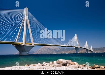 Traversée du pont suspendu du détroit du golfe de Corinthe, en Grèce. Est le deuxième plus long pont à haubans Banque D'Images