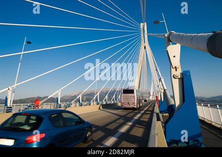 Trafic sur le pont Rio–Antirrio, Grèce Banque D'Images