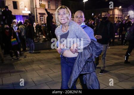 Varsovie, Pologne. 26 octobre 2020. 26 octobre 2020, Varsovie, Pologne : manifestation à l'église Saint-Alexandre. La police a enragé les cercles nationalistes et ceux avec l'idéologie nazie de l'ONR de ceux qui protestaient contre la loi anti-avortement.dans la photo: Credit: Grzegorz Banaszak/ZUMA Wire/Alamy Live News Banque D'Images