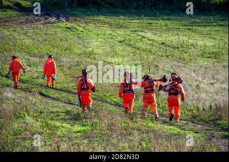 Wendover, Aylesbury Vale, Royaume-Uni. 26 octobre 2020. Les entrepreneurs de HS2 étaient aujourd'hui des haies débordantes, mais seulement autour de nombreuses entrées pour des terriers de blaireau sur un sentier public et des champs qui adjoignent des terres que HS2 ont maintenant obligatoirement acheté sur Durham Farm. Certaines des entrées des arceaux avaient déjà été câblées. Les militants écologistes anti HS2 ont soulevé de graves inquiétudes quant à l'impact extrêmement préjudiciable que la construction du train à grande vitesse HS2 de Londres à Birmingham a sur la faune. Crédit : Maureen McLean/Alay Live News Banque D'Images