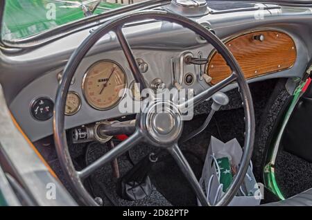 Vue de l'intérieur du siège conducteur, du tableau de bord et du volant de la voiture de tourisme d'époque Banque D'Images