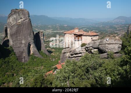 Vue sur Moni Agias Varvaras Roussanou et la falaise de Meteora, Grèce Banque D'Images