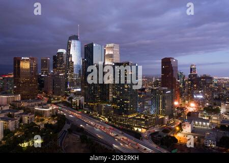Vue aérienne sur les gratte-ciel du centre-ville de Los Angeles la nuit tombe Banque D'Images