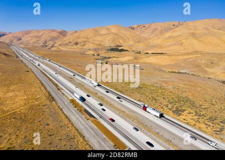 Vue aérienne de l'Interstate 5 en passant par les collines dorées du col de Tejon à Gorman, le long de la faille de San Andreas, en Californie Banque D'Images