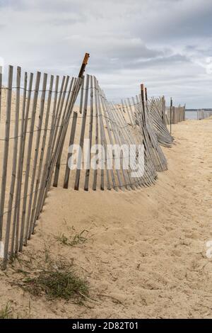 journée de tempête sur la plage avec clôture d'érosion Banque D'Images