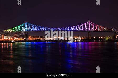 Le pont Jacques-Cartier illuminé la nuit à Montréal, au Canada Banque D'Images