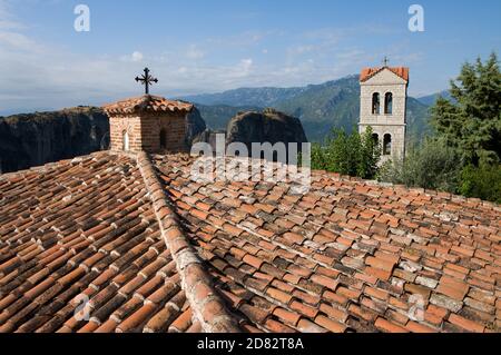 Croix chrétienne grecque sur le toit du Saint Monastère du Grand Météoron, Grèce Banque D'Images