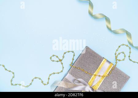 boîte à cadeaux ou boîte à cadeaux sur fond bleu pour les anniversaires, les fêtes de noël ou les cérémonies de mariage Banque D'Images