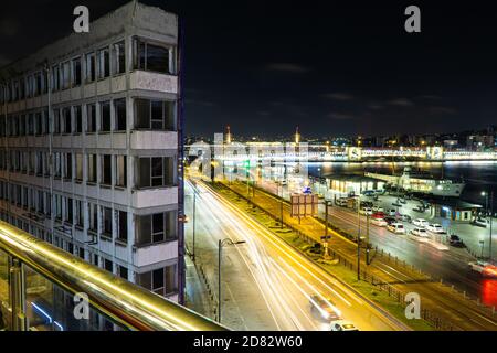 Vue aérienne des pistes lumineuses de véhicule sur Kennedy Street in Istanbul Banque D'Images