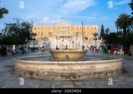 Athènes, Grèce - 06 juillet 2009 : les gens se rassemblent sur la place Syntagma et, en arrière-plan, sur le Parlement grec d'Athènes, Grèce Banque D'Images