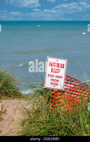 Le panneau avertit d'un bluff instable en raison de l'érosion de la plage Sur les rives du lac Michigan aux États-Unis Banque D'Images