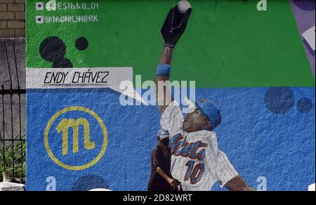 Valence, Carabobo, Venezuela. 26 octobre 2020. Légende:26 octobre 2020.UN homme marche devant un graffiti du joueur de baseball de la ligue majeure vénézuélienne Endy Chavez.Ceci est un hommage du maire de Valence, aux remarquables descendants d'enfants. À Valence, Carabobo, Venezuela - photo: Juan Carlos Hernandez crédit: Juan Carlos Hernandez/ZUMA Wire/Alamy Live News Banque D'Images