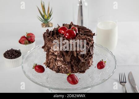 Gâteau au chocolat et à la cerise aux fraises sans gluten sur fond blanc Banque D'Images