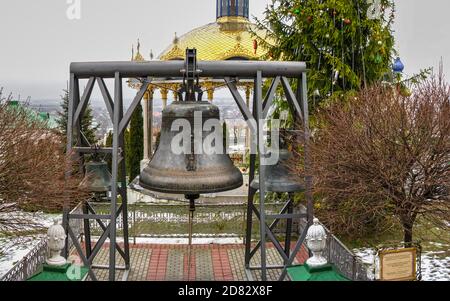 Pochaev, Ukraine 01.04.2020. Sainte Dormition Pochaev Lavra à Pochaiv, Ukraine, par un sombre matin d'hiver avant noël orthodoxe Banque D'Images