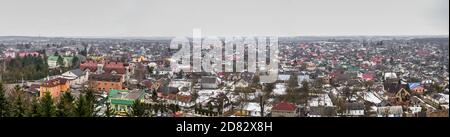 Pochaev, Ukraine 01.04.2020. Vue panoramique sur le village de Pochaev depuis la terrasse de la Sainte Dormition Lavra en Ukraine, sur une mornine d'hiver sombre Banque D'Images