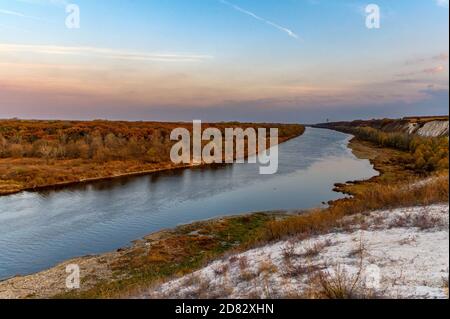 Virage de la rivière Don dans les tronçons supérieurs de la rivière de drone Banque D'Images