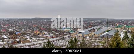 Pochaev, Ukraine 01.04.2020. Vue panoramique sur le village de Pochaev depuis la terrasse de la Sainte Dormition Lavra en Ukraine, sur une mornine d'hiver sombre Banque D'Images