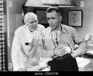 HENRY HULL et HUMPHREY BOGART en SIERRA 1941 réalisateur RAOUL WALSH scénario JOHN HUSTON et W.R.BURNETT roman W.R.BURNETT Warner Bros. Banque D'Images